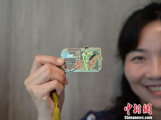 絲路主題餐廳內(nèi)推出的文創(chuàng)產(chǎn)品?！＄娦?攝