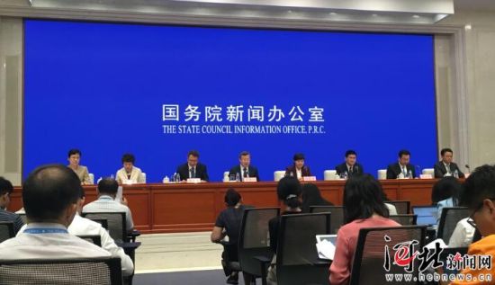 8月26日，國(guó)務(wù)院新聞辦召開(kāi)國(guó)務(wù)院政策例行吹風(fēng)會(huì)。圖為吹風(fēng)會(huì)現(xiàn)場(chǎng)。 記者李巍攝
