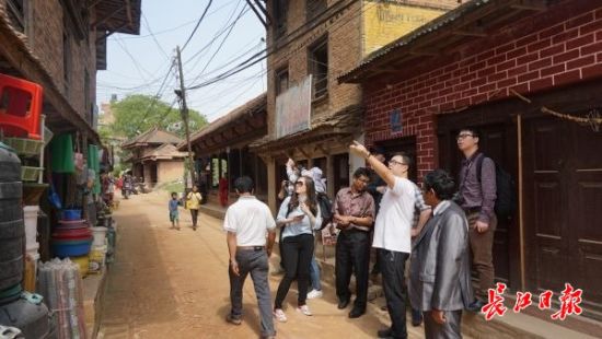 在尼泊爾，武漢市土地利用和城市空間規(guī)劃研究中心設(shè)計(jì)團(tuán)隊(duì)現(xiàn)場踏勘。(武漢市土地利用和城市空間規(guī)劃研究中心 供圖)