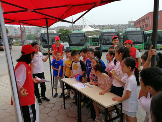 志愿者教小朋友垃圾分類的相關知識。連柏梁 攝