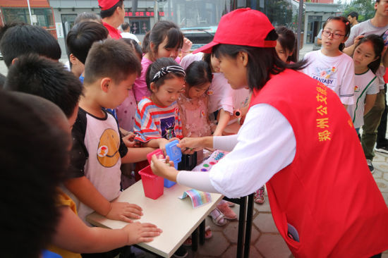 志愿者教小朋友們垃圾分類的相關知識。連柏梁 攝