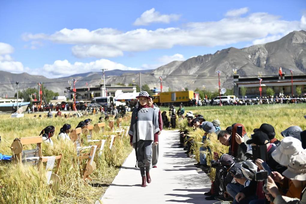 滬藏攜手構(gòu)建江孜氆氌全產(chǎn)業(yè)鏈體系:“指尖技藝”跨入發(fā)展“新賽道”