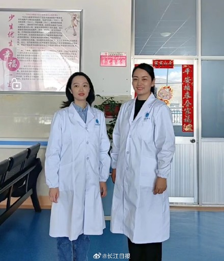 “有醫(yī)生嗎？有人暈倒了！”武漢協(xié)和醫(yī)院援藏醫(yī)療隊(duì)員聽(tīng)到呼救就沖了上去