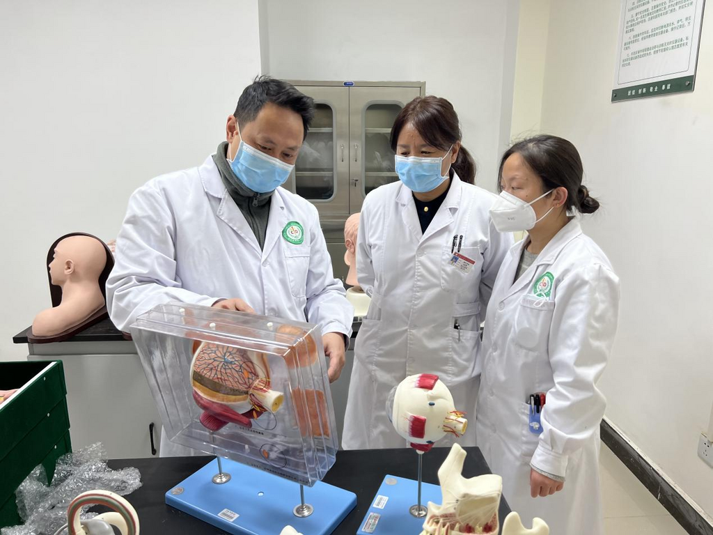 重慶援藏醫(yī)療專家開展“師帶徒”工作。