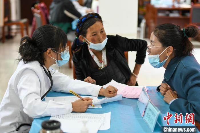 因不少農(nóng)牧民不會(huì)普通話，義診活動(dòng)現(xiàn)場(chǎng)，鄉(xiāng)政府為每位醫(yī)生配了一名翻譯。　江飛波 攝