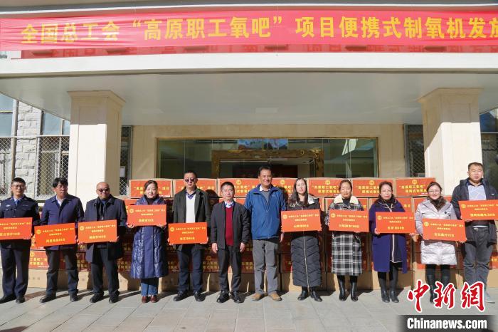 圖為發(fā)放儀式現(xiàn)場?！⊥趵?攝