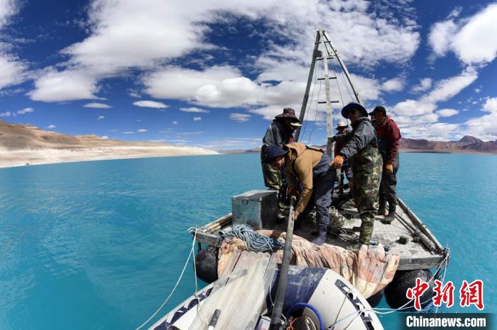 科考隊(duì)員在湖泊鉆探平臺上小心搬運(yùn)采集的巖芯樣品?！?lt;a target='_blank' ><p  align=