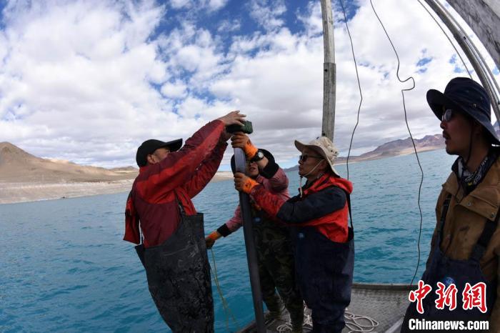 科考隊(duì)員在湖泊鉆探平臺上包裝采集的巖芯樣品。　<a target='_blank' ><p  align=