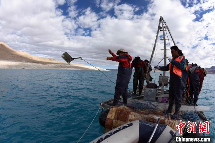 科考隊(duì)員在湖泊鉆探平臺上拋固定平臺的錨?！?lt;a target='_blank' ><p  align=