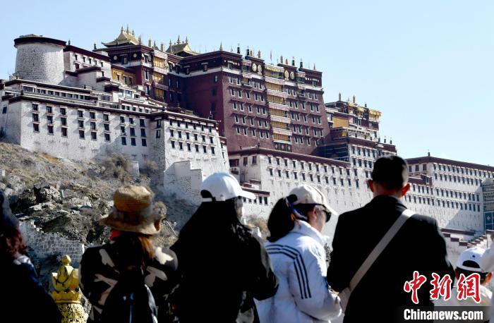 4月17日，游客在拉薩布達拉宮觀景臺拍照留念。　李林 攝