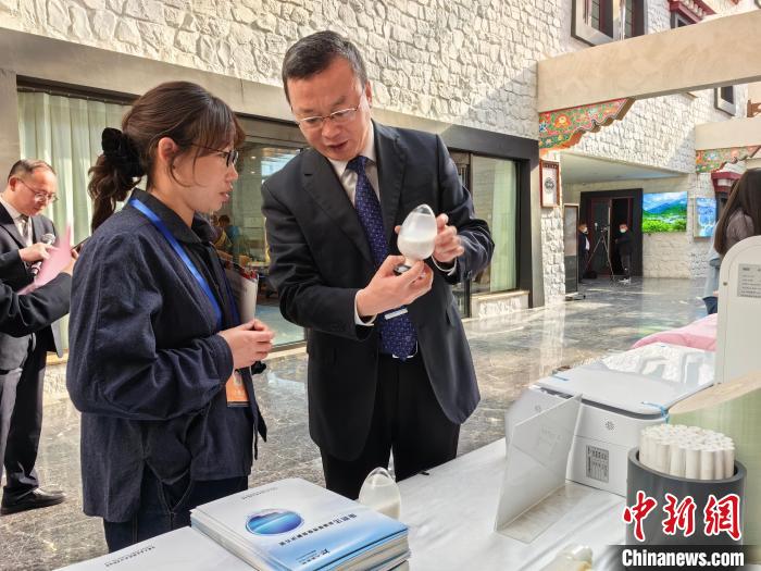 圖為簽約企業(yè)現(xiàn)場推介自己的產(chǎn)品?！≮w延 攝