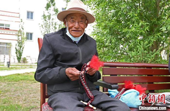 圖為曲松縣特困人員集中供養(yǎng)中心老人在做傳統(tǒng)手工編織?！≮w朗 攝