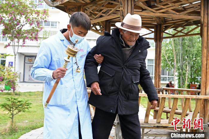 圖為曲松縣特困人員集中供養(yǎng)中心老人索朗歐珠?！≮w朗 攝