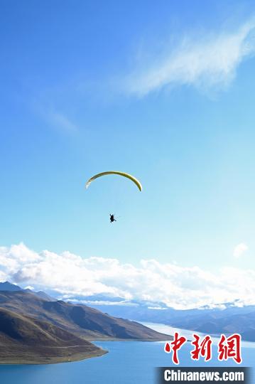 圖為在羊卓雍錯，游客體驗高空滑翔。　趙朗 攝