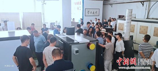 圖為行業(yè)內(nèi)人員進行項目參觀。 活動主辦方供圖