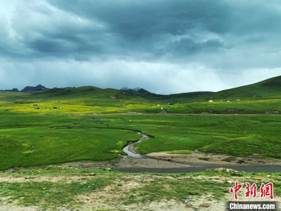 自2005年啟動三江源生態(tài)保護(hù)和建設(shè)工程以來，果洛州共治理黑土灘315.11萬畝，使果洛州生態(tài)環(huán)境15年來得到明顯好轉(zhuǎn)?！O睿 攝