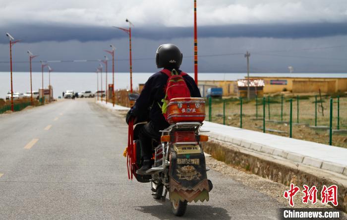 圖為白瑪從家中前往湖邊巡邏?！≮w朗 攝