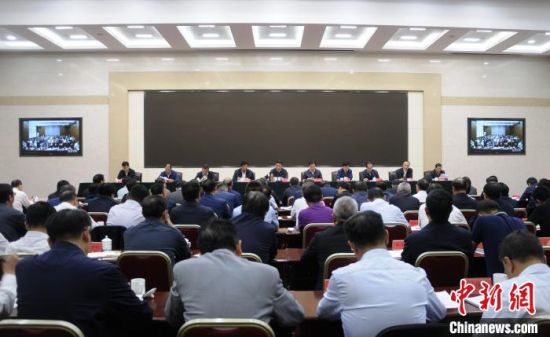  圖為青海省生態(tài)環(huán)境保護(hù)警示教育大會現(xiàn)場?！?zhí)砀！z 　　