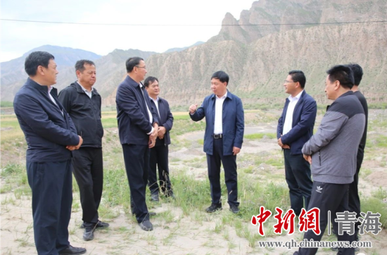 圖為黃南州有關(guān)領(lǐng)導(dǎo)現(xiàn)場踏勘、督導(dǎo)生態(tài)環(huán)保責(zé)任落實情況現(xiàn)場。黃宣攝