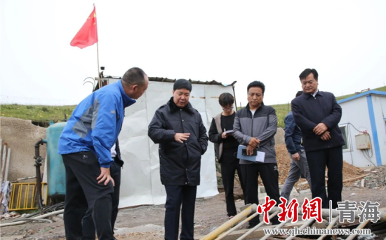 圖為黃南州有關(guān)領(lǐng)導(dǎo)現(xiàn)場(chǎng)踏勘、督導(dǎo)生態(tài)環(huán)保責(zé)任落實(shí)情況現(xiàn)場(chǎng)。黃宣攝