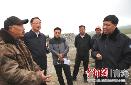 圖為黃南州有關(guān)領(lǐng)導(dǎo)現(xiàn)場(chǎng)踏勘、督導(dǎo)生態(tài)環(huán)保責(zé)任落實(shí)情況現(xiàn)場(chǎng)。黃宣攝