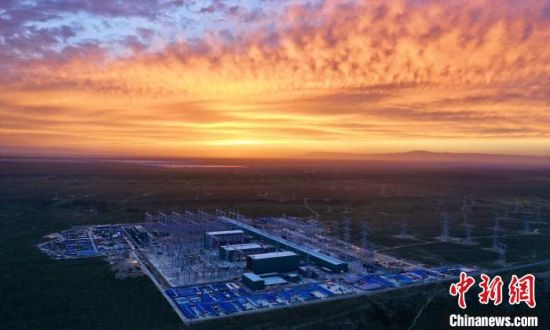 圖為朝霞下的青南換流站。　國網(wǎng)青海檢修公司供圖 　　