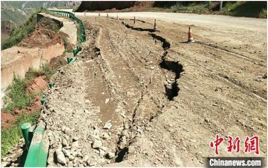 圖為發(fā)生路基下沉滑移險情的路段。果洛公路總段供圖