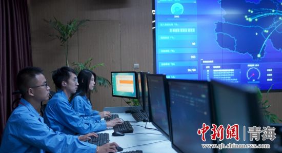 圖為國(guó)網(wǎng)青海電力大數(shù)據(jù)中心工作人員正在監(jiān)控綠電相關(guān)數(shù)據(jù)。王國(guó)棟攝
