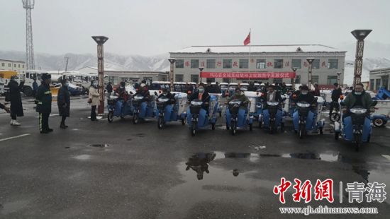 圖為環(huán)衛(wèi)設(shè)施集中發(fā)放儀式現(xiàn)場(chǎng)。甘恩超 攝