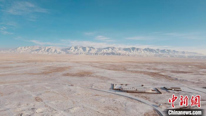 圖為冬季茶卡天空壹號(hào)景區(qū)?！±罱瓕?攝