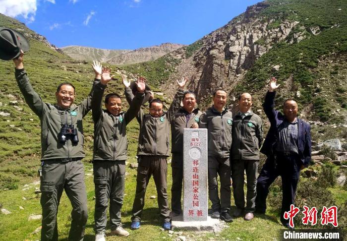 圖為管護(hù)員們難得的一次合影。受訪者供圖