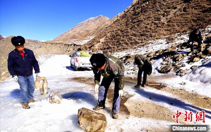 圖為管護(hù)員清理山體落石。受訪者供圖