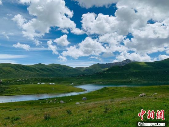 圖為果洛州境內(nèi)的年保玉則。（資料圖）　孫睿　攝