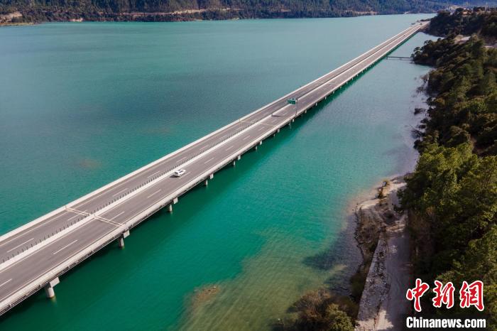 資料圖為西藏拉薩至林芝高等級公路多布湖風光?！〗w波 攝