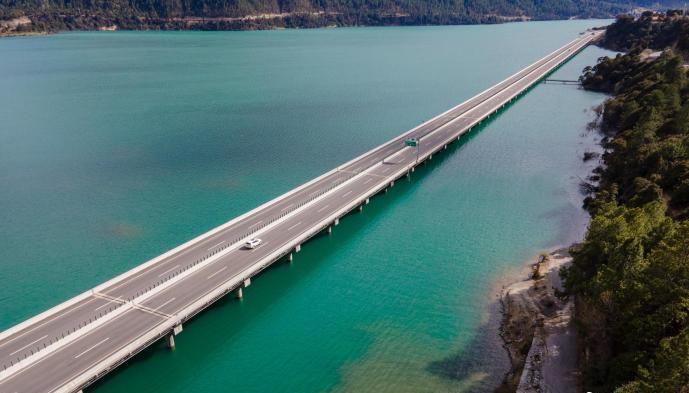 資料圖為西藏拉薩至林芝高等級(jí)公路多布湖風(fēng)光?！〗w波 攝