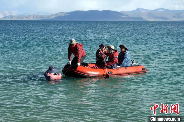 科考隊(duì)員乘充氣快艇考察扎日南木錯(cuò)歸來?！?lt;a target='_blank' ><p  align=