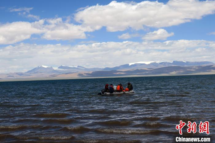 科考隊(duì)員向湖心進(jìn)發(fā)，風(fēng)浪越來越大?！?lt;a target='_blank' ><p  align=