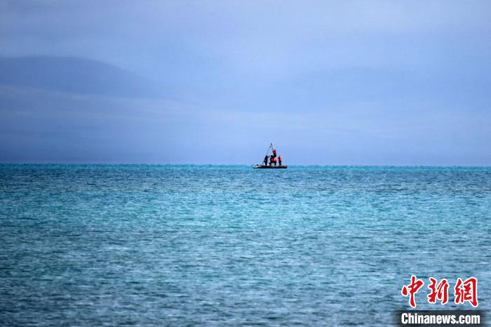 從岸邊營地以長焦鏡頭遠眺，科考隊員在巴木錯作業(yè)?！?lt;a target='_blank' ><p  align=