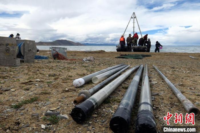 科考隊員從巴木錯采集的科研樣品?！?lt;a target='_blank' ><p  align=