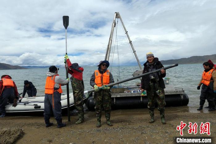 科考隊員從巴木錯采樣歸來?！?lt;a target='_blank' ><p  align=