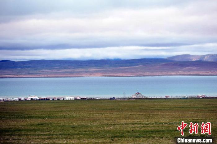 西藏安多縣茲格塘錯岸邊帳篷林立，旅游業(yè)發(fā)展勢頭良好?！?lt;a target='_blank' ><p  align=