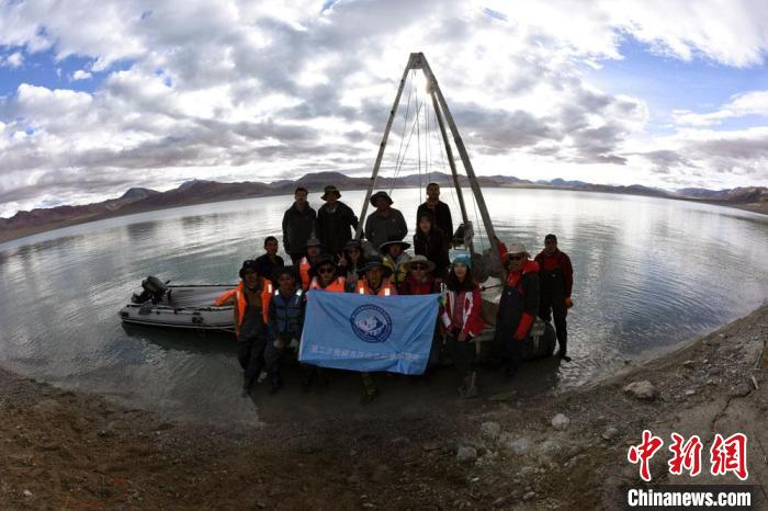 科考隊員在結(jié)則茶卡湖岸邊合影?！?lt;a target='_blank' ><p  align=