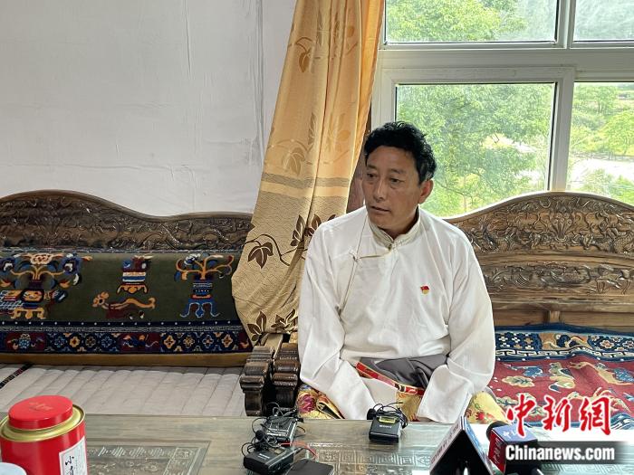 巴卡村黨支部書記、村委會(huì)主任尼瑪次仁。周璟 攝