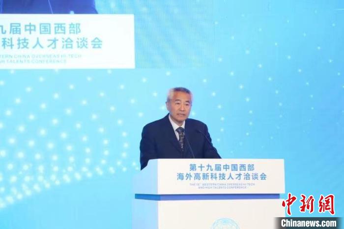 全國(guó)政協(xié)副主席、九三學(xué)社中央常務(wù)副主席邵鴻出席論壇并致辭?！∷拇ㄊ∥y(tǒng)戰(zhàn)部供圖