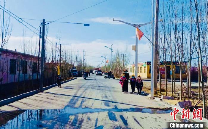 圖為黃河源昆侖社區(qū)馬路的一角?!「駹柲臼形麄鞑?供圖