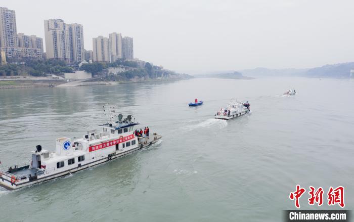 聯(lián)合巡江守護(hù)活動(dòng)現(xiàn)場(chǎng)?！〗部h融媒體中心 攝