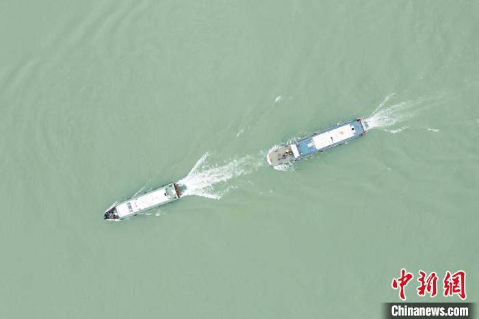 聯(lián)合巡江守護(hù)活動(dòng)現(xiàn)場(chǎng)。　江安縣融媒體中心 攝