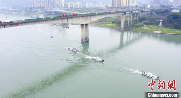 聯(lián)合巡江守護(hù)活動(dòng)現(xiàn)場(chǎng)?！〗部h融媒體中心 攝