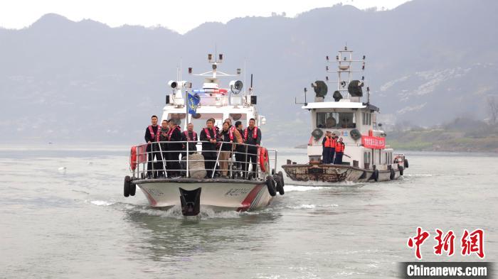 聯(lián)合巡江守護(hù)活動(dòng)現(xiàn)場(chǎng)?！〗部h融媒體中心 攝