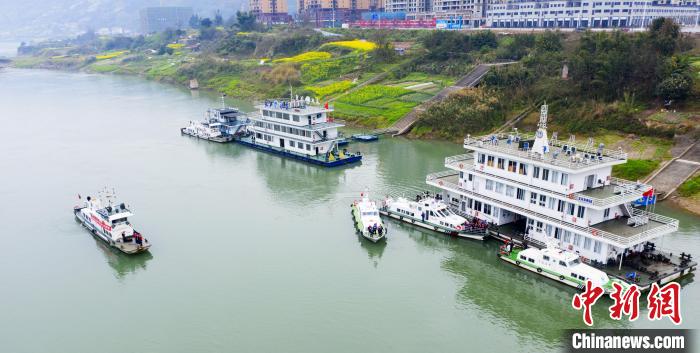 聯(lián)合巡江守護(hù)活動(dòng)現(xiàn)場(chǎng)?！〗部h融媒體中心 攝